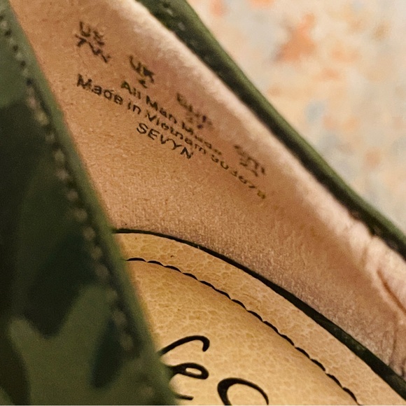 đź‘ NWOB! Fabulously Frisky LifeStride Green Silk Camo Design, Pointed Toe Pumps! - Picture 9 of 16